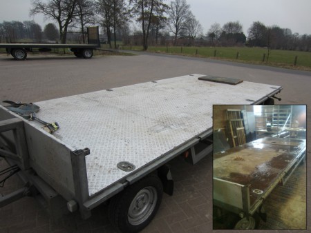 Vernieuwen van de vloer van de aanhanger